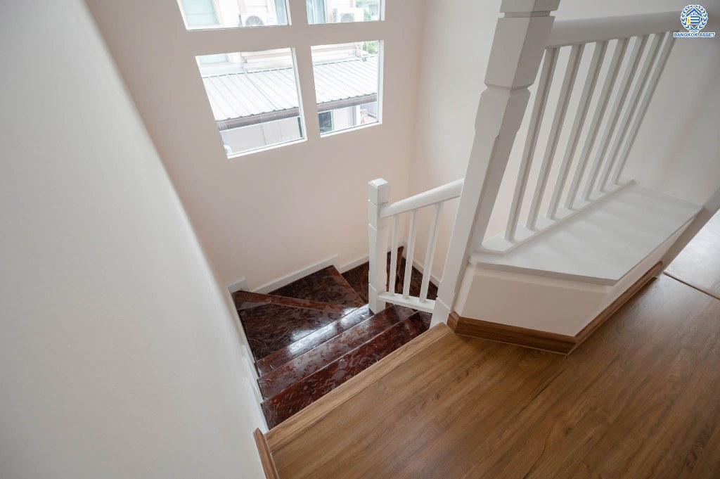 บ้านมือสองตกแต่งใหม่ โครงการ พฤกษ์ลดา พุทธสาคร หลังริม เนื้อที่ 54.50 ตร.ว. ฟังก์ชัน 3 ห้องนอน 2 ห้องน้ำ 2 ที่จอดรถ สภาพแวดล้อมโครงการร่มรื่น บนทำเลเดินทางสะดวก ติดถนนพุทธสาคร เชื่อมต่อถนนเพชรเกษม ถนนพุทธมณฑลสาย4 ถนนบรมราชชนนี ใกล้รถไฟฟ้าสายสีน้ำเงิน "สถานีหลักสอง"